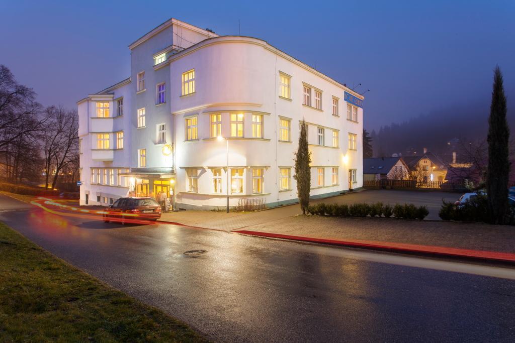 Hotel Grand Tanvald Zewnętrze zdjęcie